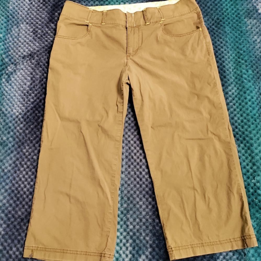 Lucy - khaki capri's